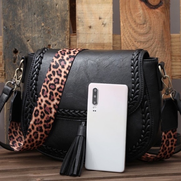 Boho vegan leather floral strap crossbody bag - Picture 5 of 9